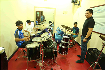 A kid playing violin